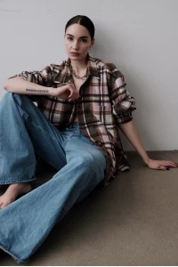 Джинсы и рубашка