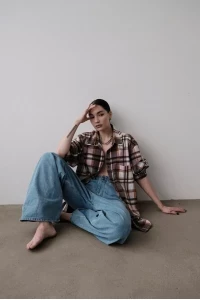 Джинсы и рубашка