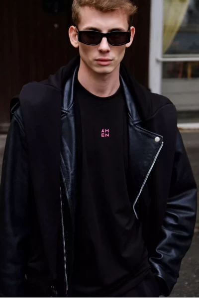 Чёрная мужская кожаная куртка