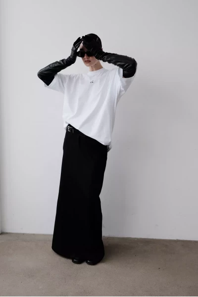 Чёрная юбка и белая рубашка