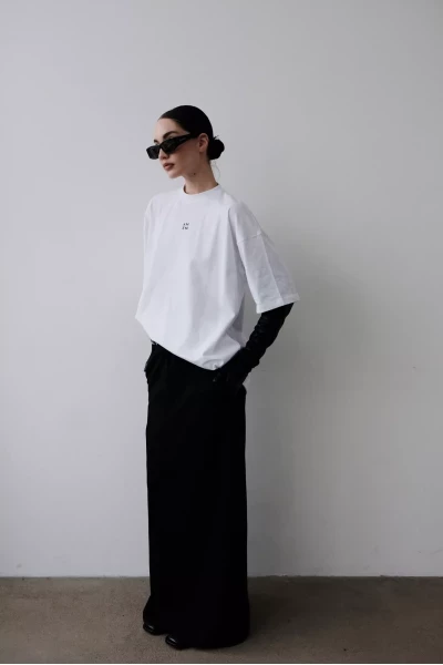 Чёрная юбка и белая рубашка